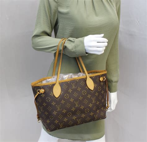 louis vuitton pm neverfull.